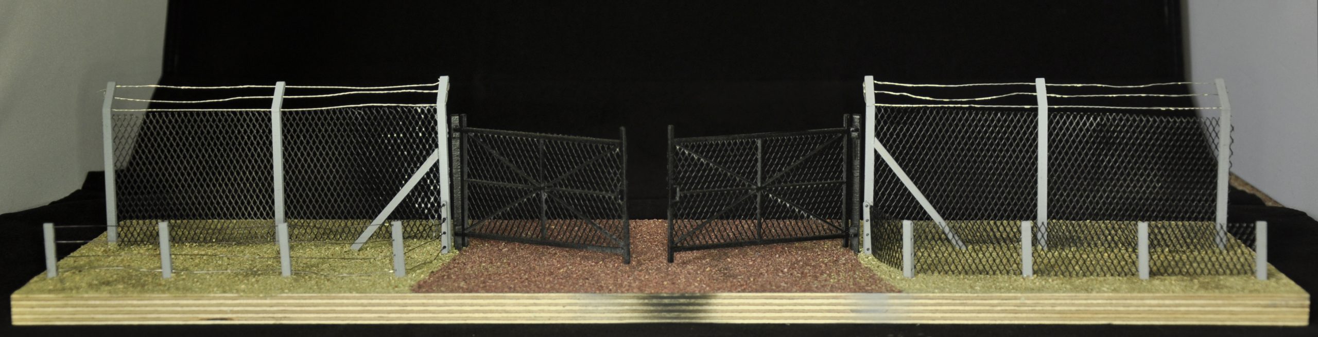 KS330103: O Scale Double Gates - Image 4